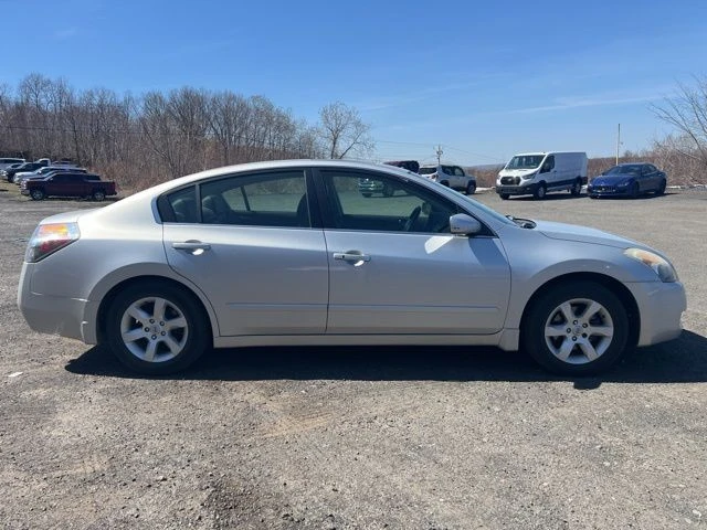 2009 Nissan Altima view 4