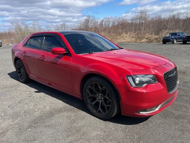 2017 Chrysler 300 view 3