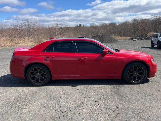 2017 Chrysler 300 view 4
