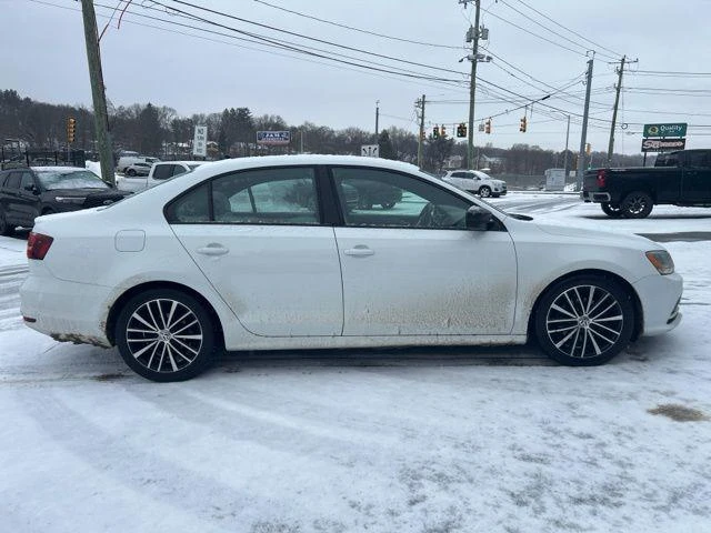 2016 Volkswagen Jetta view 4