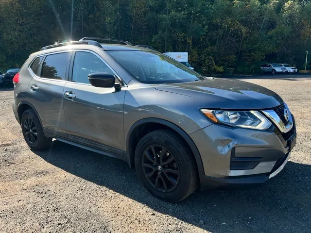 2017 Nissan Rogue view 3