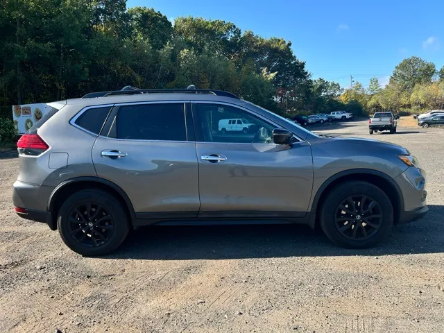 2017 Nissan Rogue view 4
