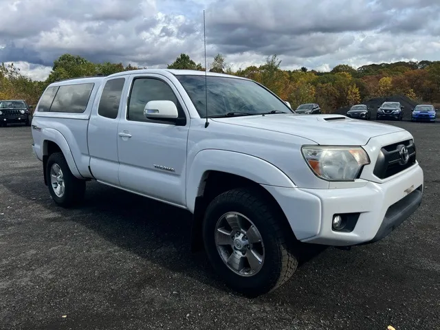 2014 Toyota Tacoma view 3