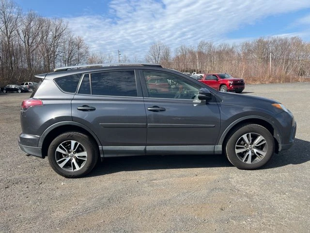 2018 Toyota RAV4 view 4