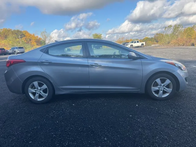 2011 Hyundai Elantra view 4