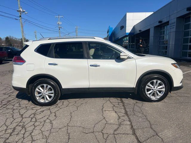 2016 Nissan Rogue view 4